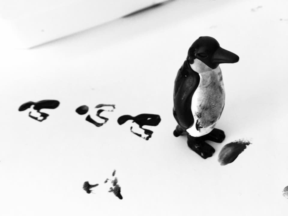 Dessins De Petit Garçon Craie Sur Tableau Noir à La Maison Babys  Paintingindoor Activité Pour Les Enfants