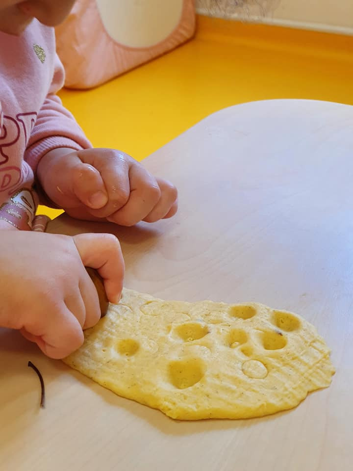 Garçon Fabriquant De La Pâte à Modeler Pour Favoriser Le Développement Sur  La Table De La Maison La Pâte à Modeler Se Décline En Plusieurs Couleurs  Pour Rendre Les Enfants Heureux Et