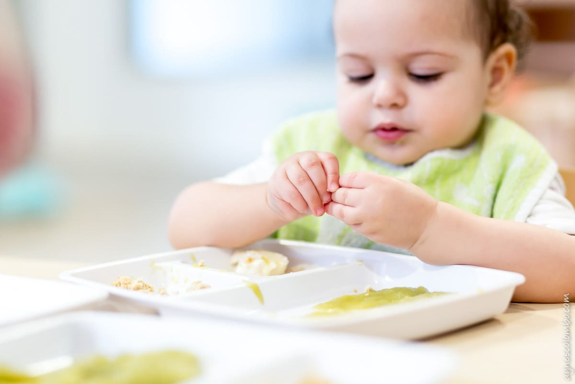 Petite fille mangeant son repas du midi au sein d'une crèche Babilou