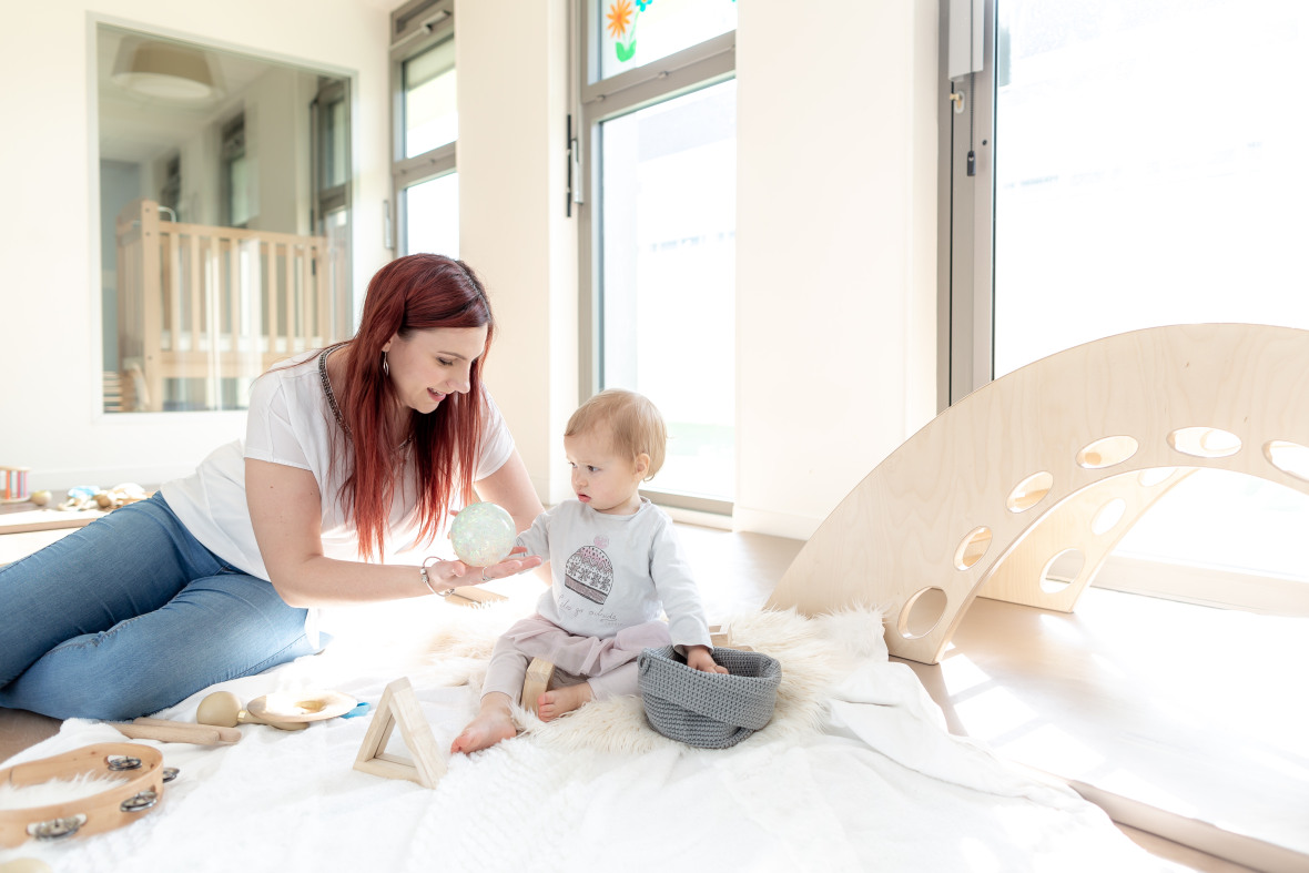 Enfant en creche et professionnel de la petite enfance