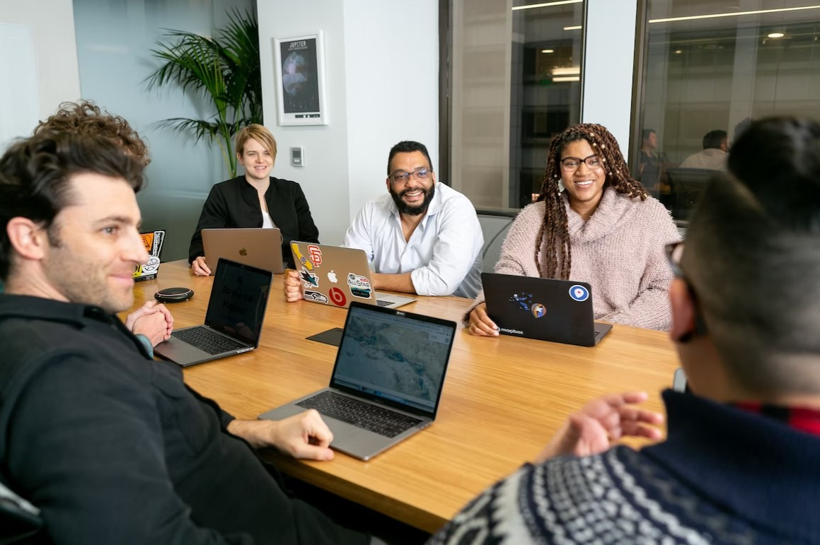 Groupe de personne au travail en train d'écouter une personne