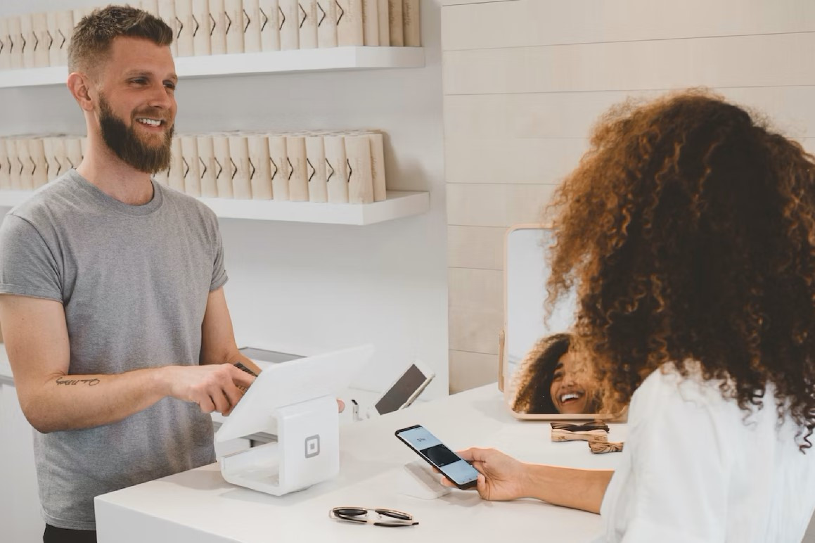 Une personne entrain de payer dans un boutique