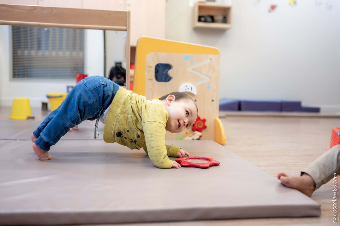 Un enfant sur un tapis d'éveil