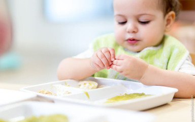Petite fille mangeant son repas du midi au sein d'une crèche Babilou