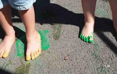 activite-enfant-avec-pieds-atelier-peinture-babilou