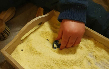 1-Activite-enfant-bacs-sensoriels-ete-sable-Babilou