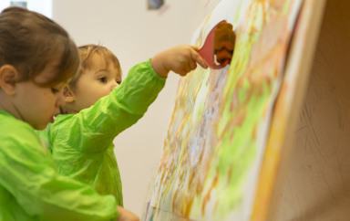 Enfant peinture creche