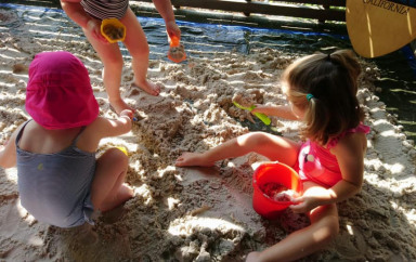 des enfants à la plage