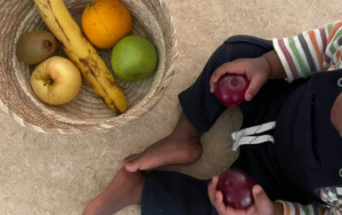 Tout-petit avec un bol de fruits