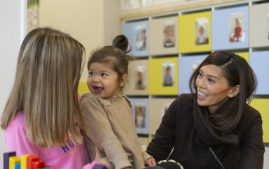 Une maman, son enfant et une professionnelle de crèche Babilou