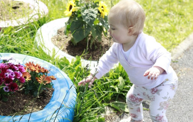 Tout-petit dans un jardin en été