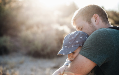 Un papa avec sa petite fille qui porte une casquette