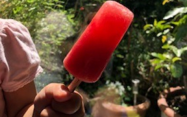 Photo petite fille avec glaces aux fruits