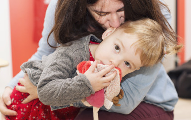 Petite fille avec son doudou, moment de tendresse avec un adulte