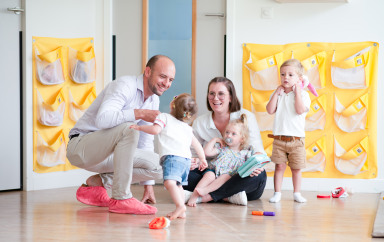 Un papa, des enfants et une professionnelle en crèche Babilou