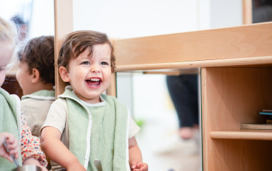 Enfant en crèche Babilou qui rigole