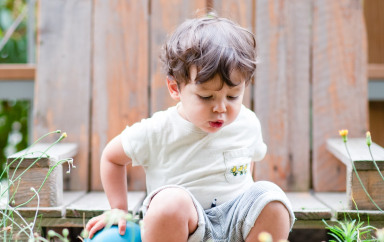 Enfant dans un jardin en crèche Babilou