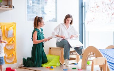Deux professionnelles de crèche en train de travailler