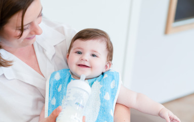 bébé qui boit avec une professionnelle