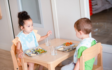 Deux enfant en train de manger en crèche Babilou