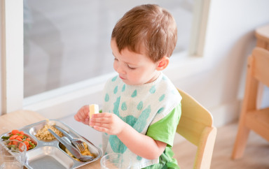 Un enfant en train de manger en crèche Babilou