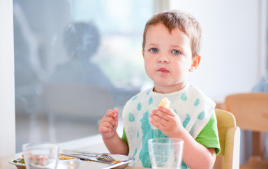 petit garçon pendant le temps de repas 