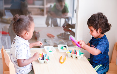 Deux enfants en train de jouer en crèche Babilou