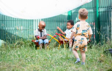 groupe d'enfants qui jouent dans la nature