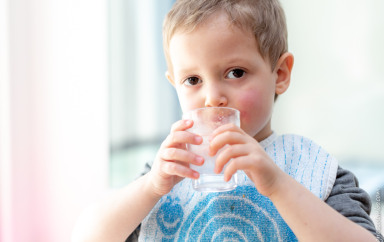 Grave Bébé De 11 Mois Ouvre Un Robinet. Enfant En Bas Âge Dans Une Mousse À  La Recherche D'un Système D'approvisionnement En Eau. Banque D'Images et  Photos Libres De Droits. Image 77746262