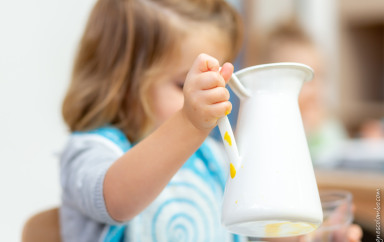 petite fille qui se sert de l'eau