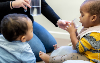 tout-petits qui boivent de l'eau du robinet