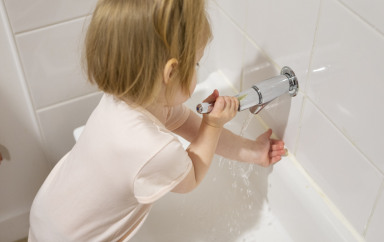 Petite fille qui se lave les mains