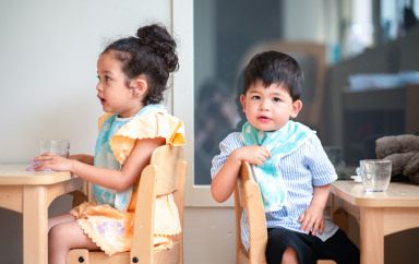 Deux enfants lors d'un temps de repas