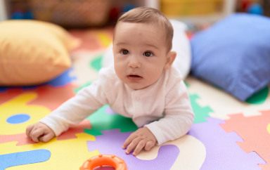 Un bébé sur un tapis d'éveil