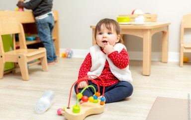 Enfant jouant avec un jouet au sein de la crèche Babilou Montrouge 