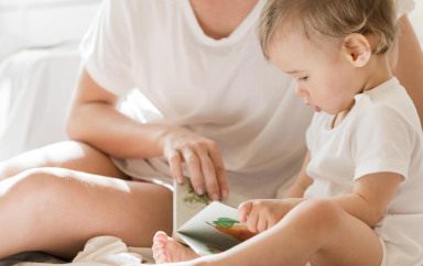 Une femme montrant à son bébé un livre sensorielle