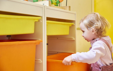 Un enfant qui range un bac