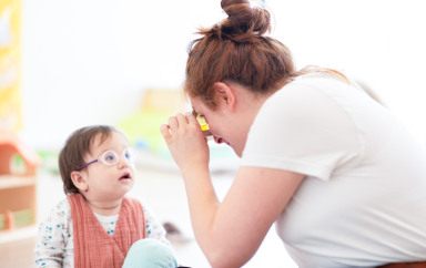 Enfant regardant un adulte