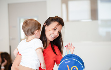 Une maman et son enfant en crèche Babilou