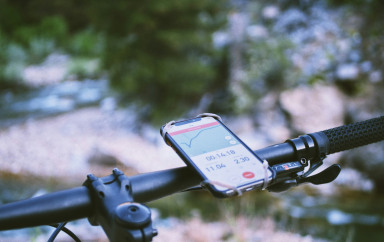 Personne en train de faire du vélo avec comme GPS un téléphone