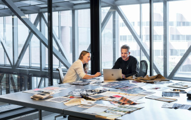 Un homme et une femme en train de travailler