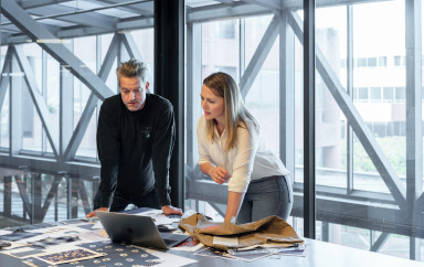 Un homme et une femme en train de travailler