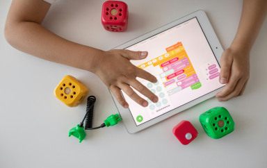 Enfant en train de jouer à la talbette