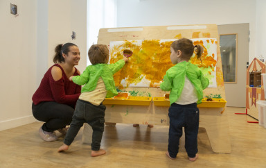 Tout-petits qui font de la peinture librement.