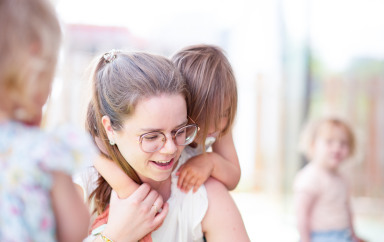 femme qui joue avec les tout-petits