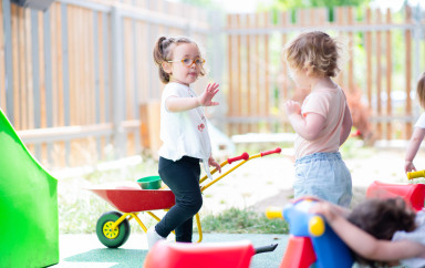 deux filles qui jouent ensemble en extérieur