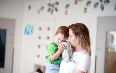 Une maman tenant son enfant en crèche Babilou