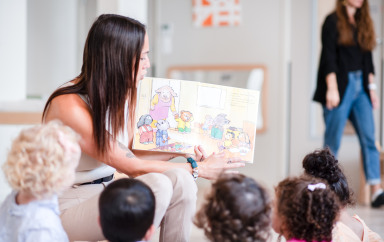 Adulte qui encadre une séance de lecture avec les tout-petits