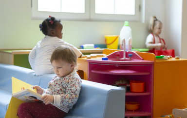 deux tout-petits qui profitent du calme pour lire et découvrir.