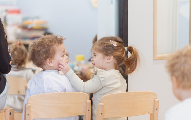 deux enfants qui interagissent ensemble